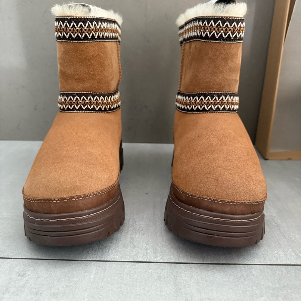 UGG women’s size 38 Mini Trail Gazer.